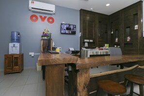 Reception - OYO 89915 East Mount Hotel (Kukup)