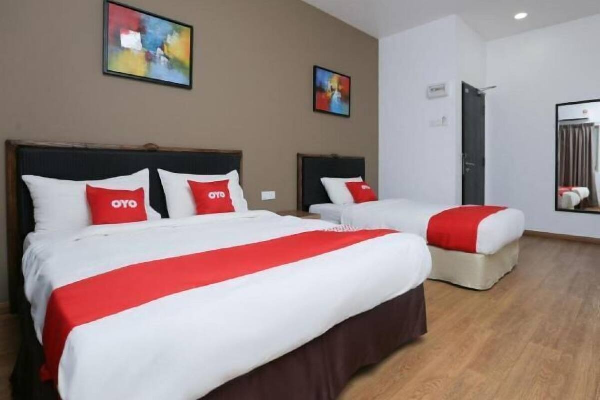 Desk, soundproofing, free WiFi, bed sheets
