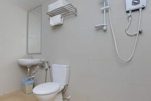 Shower, rainfall showerhead, free toiletries, bidet