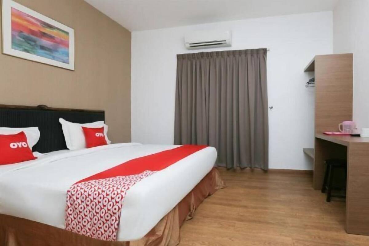 Desk, soundproofing, free WiFi, bed sheets