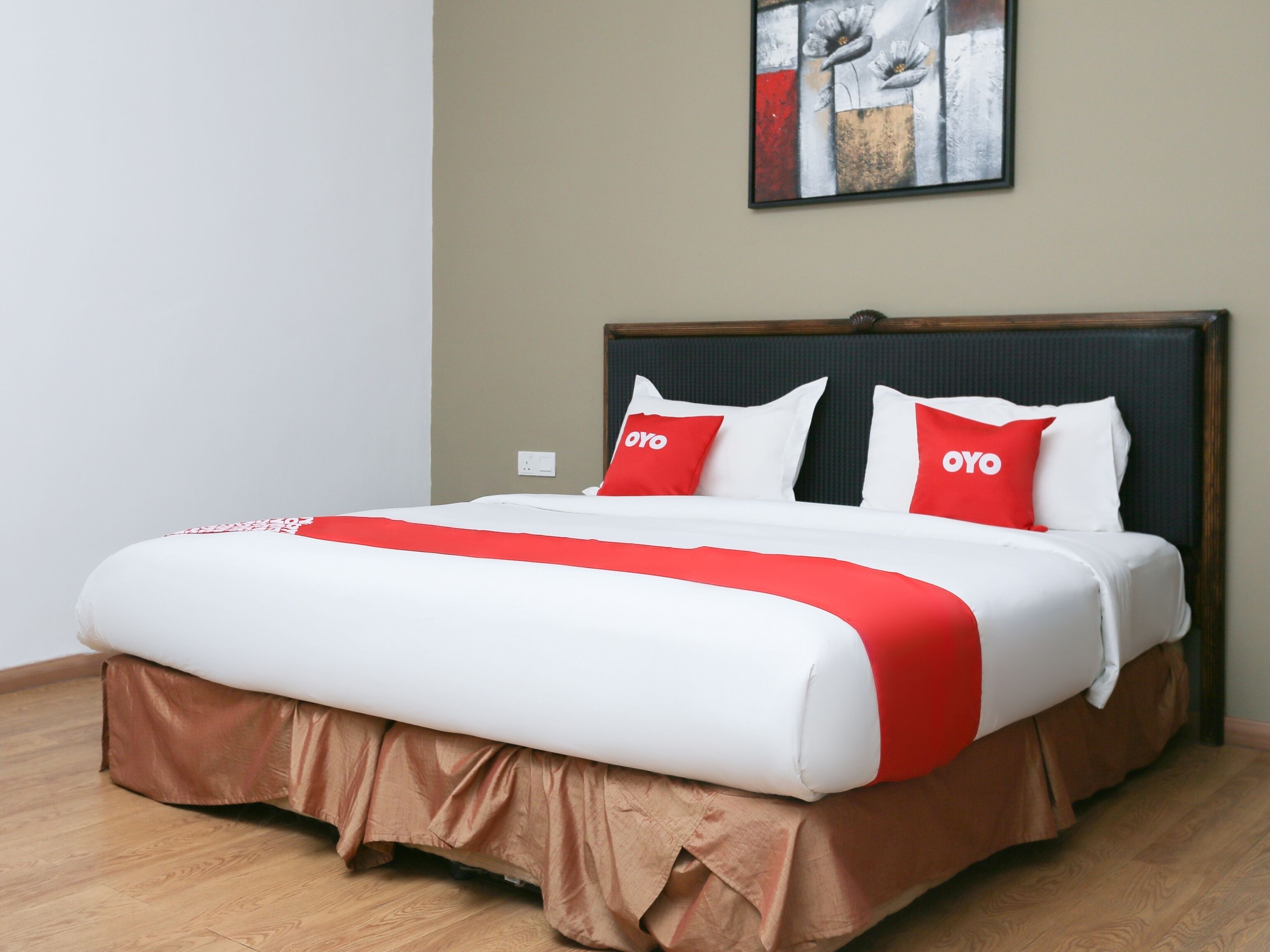 deluxe double room | desk, soundproofing, free wifi, bed sheets