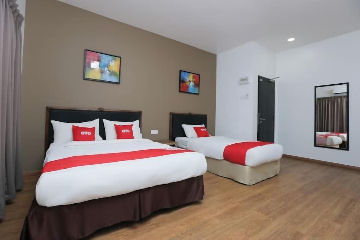 Escritorio, insonorización, wifi gratis y ropa de cama