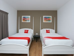 Habitación Deluxe con 2 camas individuales | Escritorio, insonorización, wifi gratis y ropa de cama 