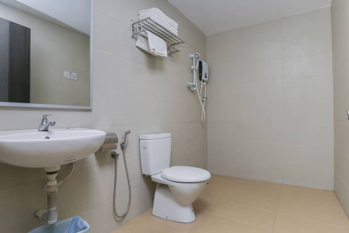 shower, rainfall showerhead, free toiletries, bidet