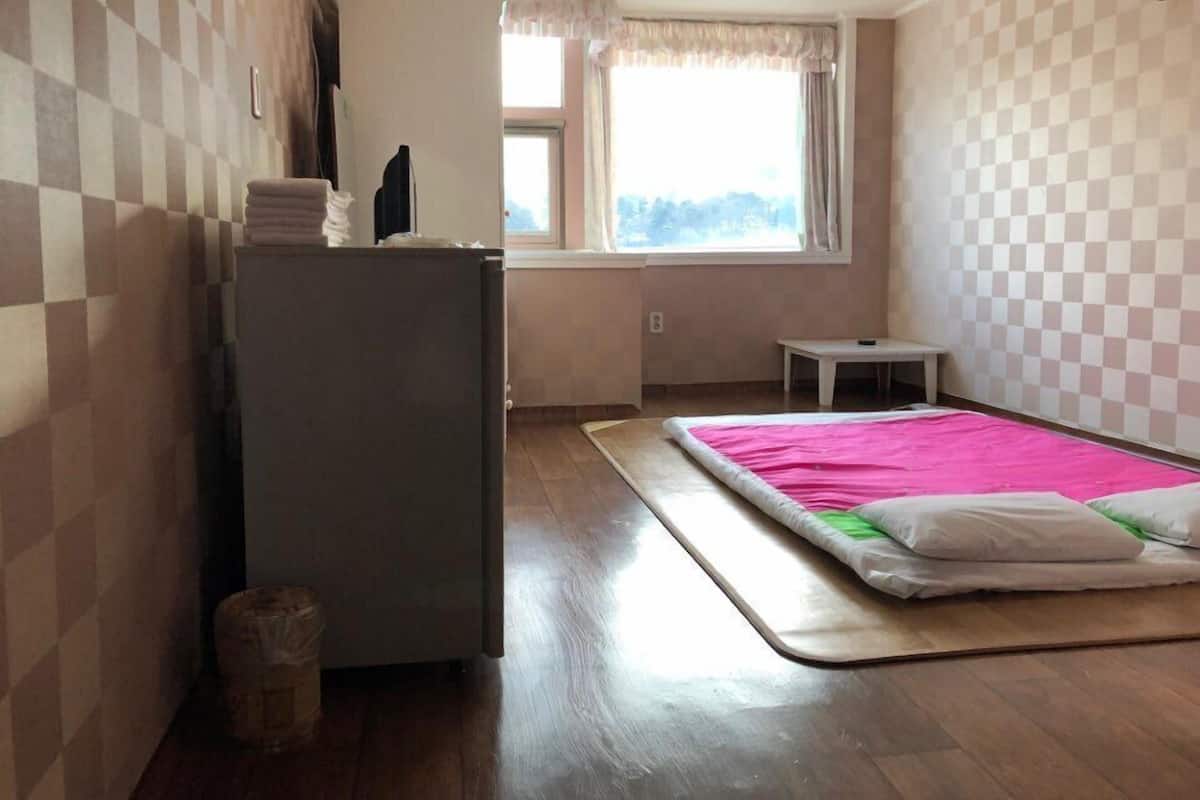 Room (Korean Ondol - 59 sqm) | Free WiFi