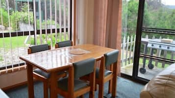 House, 2 Bedrooms | In-room dining