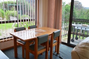 In-room dining - Coles Bay Waterfronter 2 (Coles Bay)