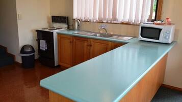 House, 2 Bedrooms | Private kitchen | Full-size fridge, microwave, oven, stovetop