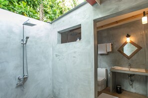 Quarto premium, 1 cama Queen, vista para o jardim | Banheiro | Chuveiro, produtos de toalete grátis, toalhas de banho 