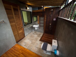 Standard Double Room | 浴室 | 淋浴设施、免费洗浴用品