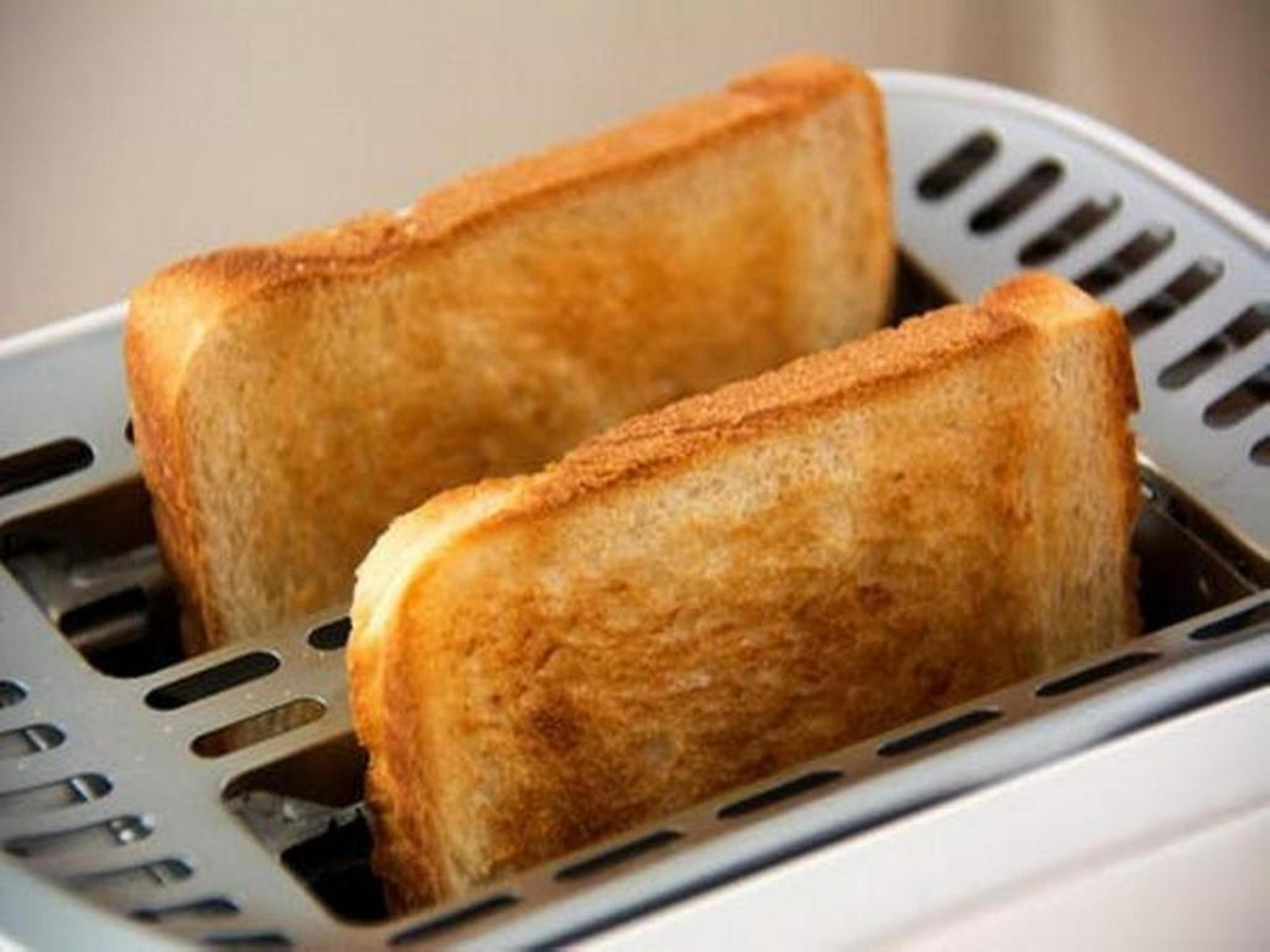 Dos rebanadas de pan tostándose en una tostadora.