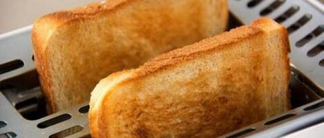 Dos rebanadas de pan tostándose en una tostadora.