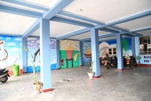 Free self parking - Kings Hotel Restaurant & Bar (Trincomalee)