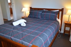 3 habitaciones y tabla de planchar con plancha