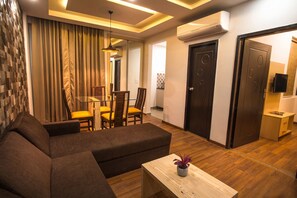 家庭套房, 1 间卧室, 阳台 | 起居区 | 收费电影