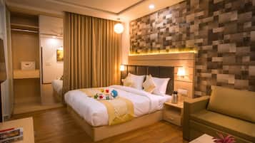 Superior Studio Suite, 1 Double Bed, Kitchen | 1 bedroom, in-room safe, free WiFi