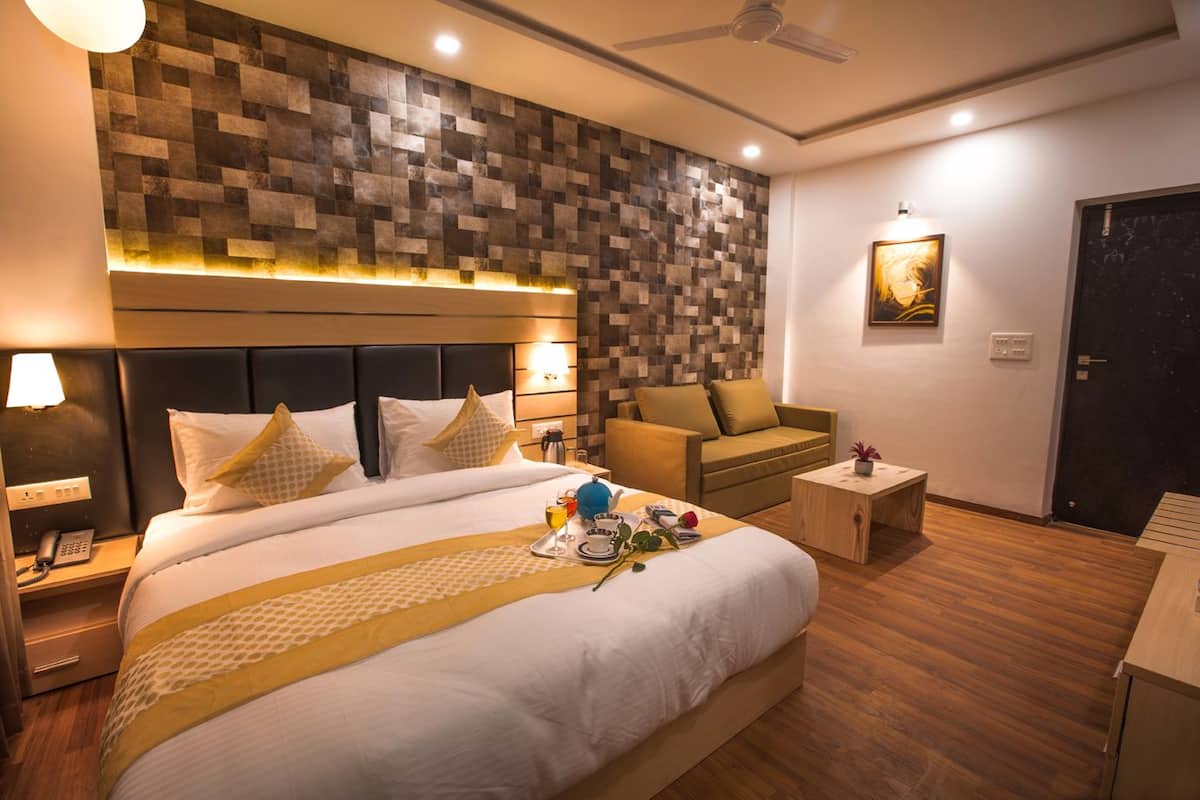 Superior Studio Suite, 1 Double Bed, Kitchen | 1 bedroom, in-room safe, free WiFi