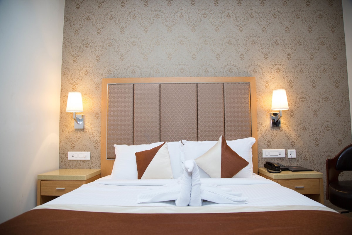 Luxury Room, 1 Queen Bed | 1 bedroom, minibar, desk, iron/ironing board