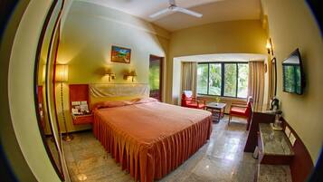 Deluxe Double or Twin Room, Accessible | Minibar, in-room safe, desk, soundproofing