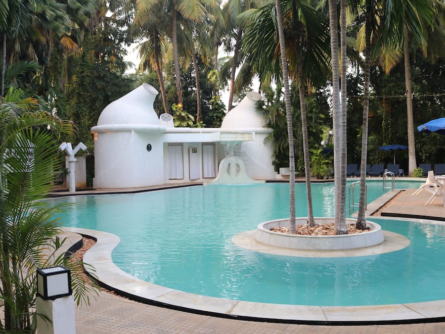 Een buitenzwembad en ligstoelen