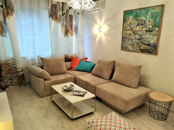 Departamento, 1 habitación | Sala de estar | Televisión de pantalla plana 