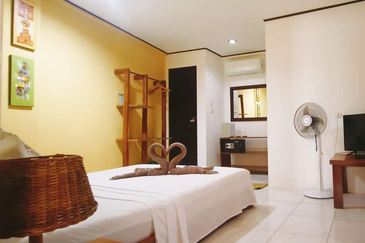 Deluxe Queen Room (2 Adults)