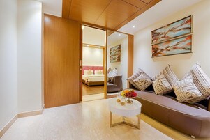 Suite junior | Ropa de cama de alta calidad, caja fuerte, escritorio