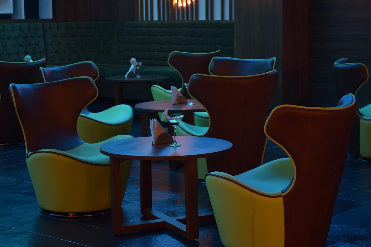 Un restaurant avec des tables rondes et des chaises à la forme originale.