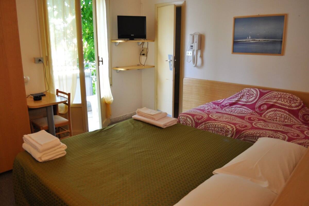 Desk, cribs (free), WiFi (free)