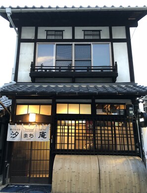 Il s’agit d’un bâtiment traditionnel japonais à deux étages, doté d’un toit recouvert de tuiles et d’une porte en bois.