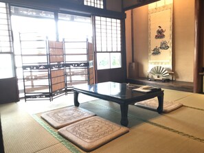 Down duvets, individually decorated, individually furnished - Miyajima Machiya Hotel Shiomachi-An (Hatsukaichi)
