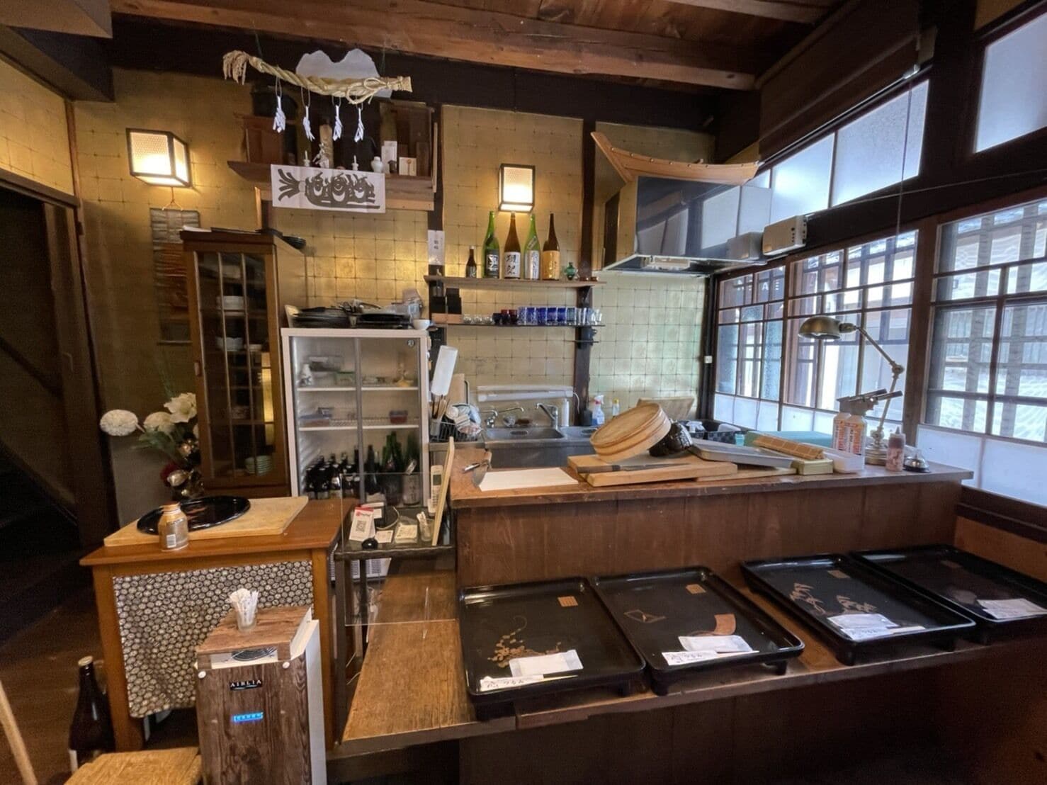 朝食、ランチ、ディナーに営業 (寿司)