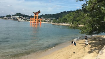 Pantai di sekitar dan pasir putih