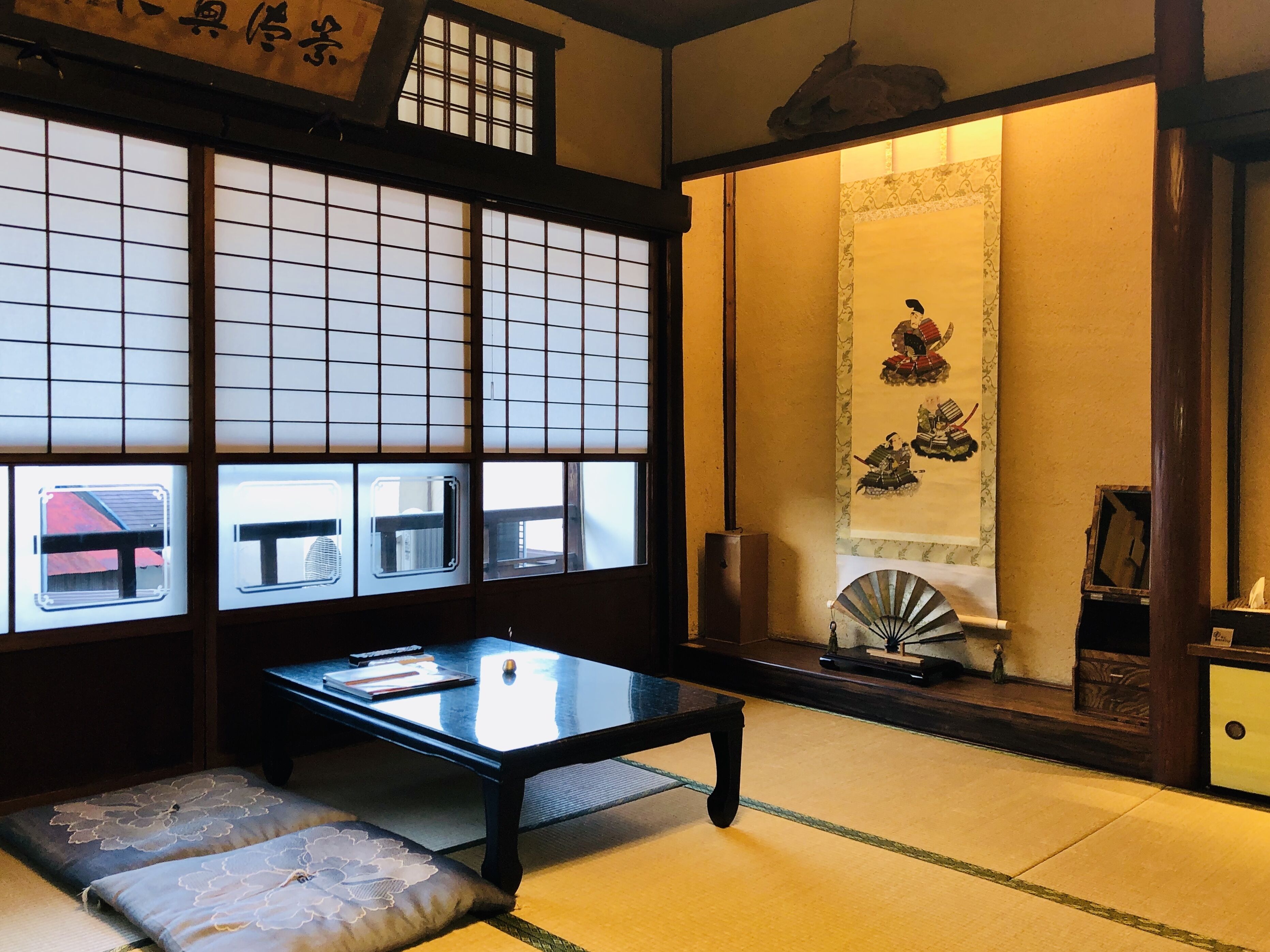 羽毛の掛け布団、客室ごとに異なる装飾、客室ごとに異なるインテリア、遮光カーテン