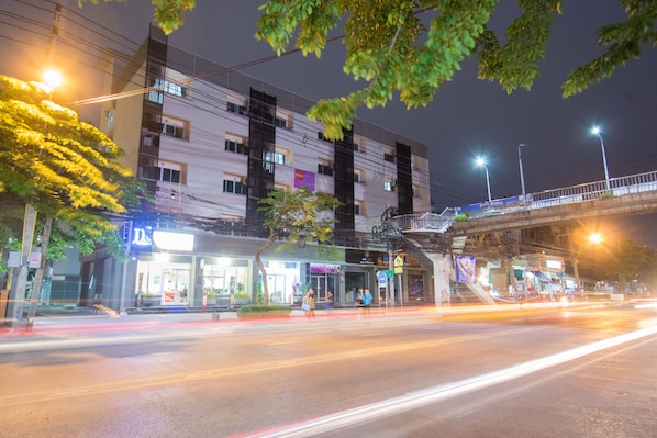 Front of property - evening/night - JR Mansion (Bangkok)