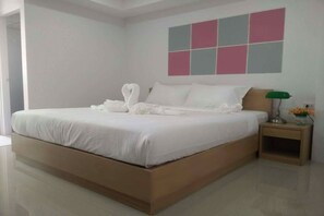 Habitación doble Deluxe | Ropa de cama de alta calidad, decoración personalizada y escritorio 