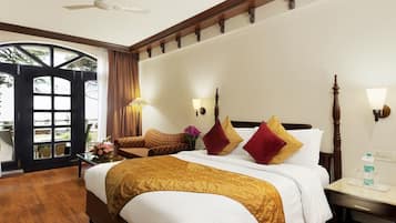 Minibar, coffres-forts dans les chambres, bureau