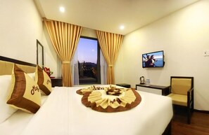 Premium bedding, down duvets, memory-foam beds, minibar - May Hotel (Da Nang)