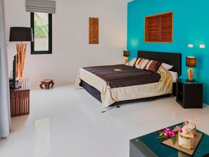 45-inch LED TV with cable channels, TV, pay films - Moon Cottage (Koh Samui)