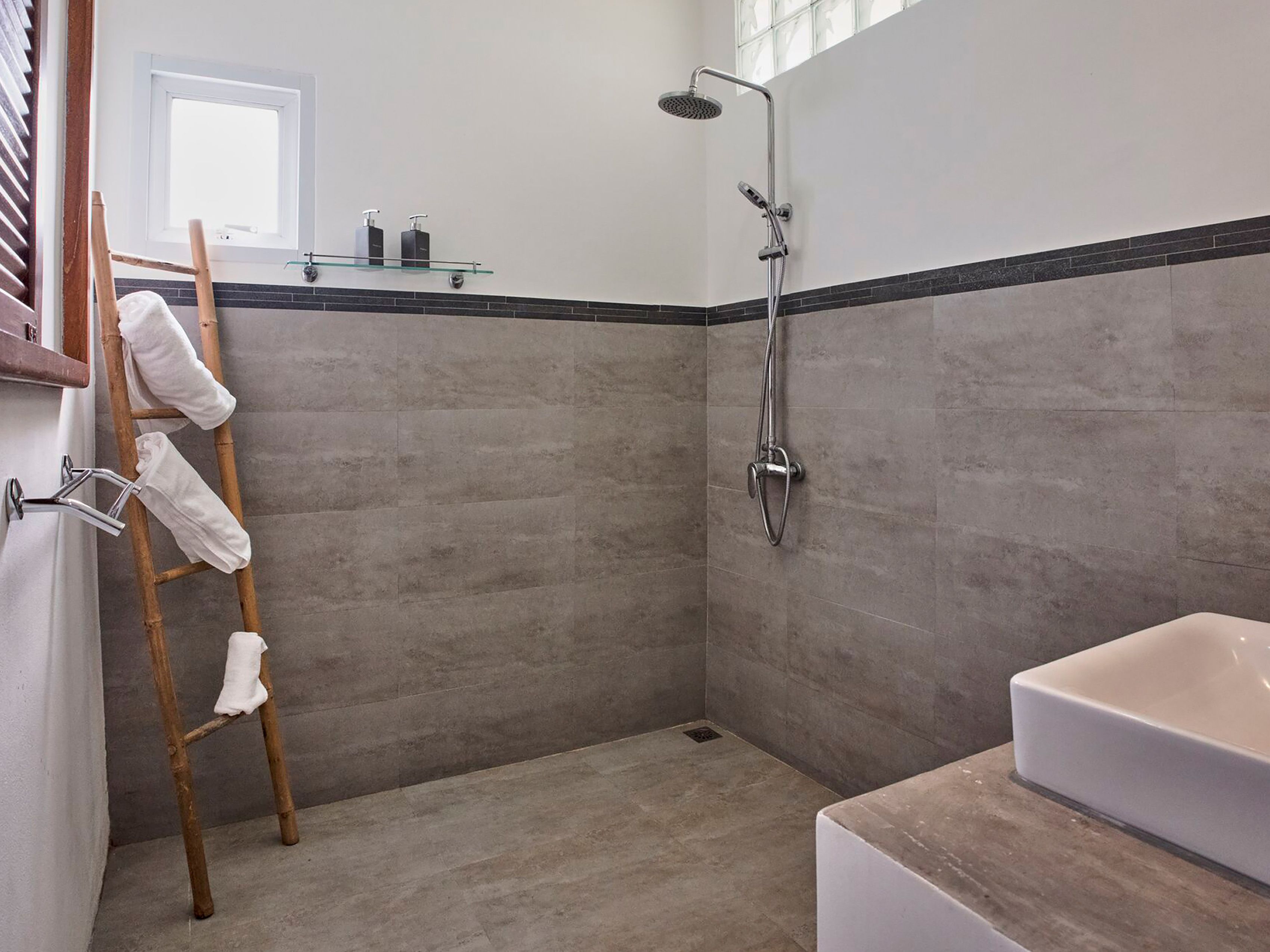 Shower, rainfall showerhead, free toiletries, hair dryer