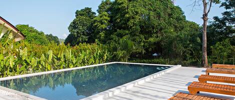 Piscina externa, guarda-sóis, espreguiçadeiras