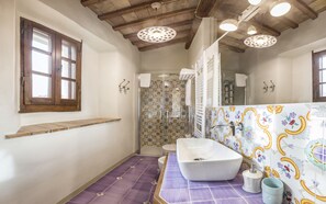 Habitación estándar doble | Baño | Ducha, artículos de higiene personal gratuitos y secador de pelo