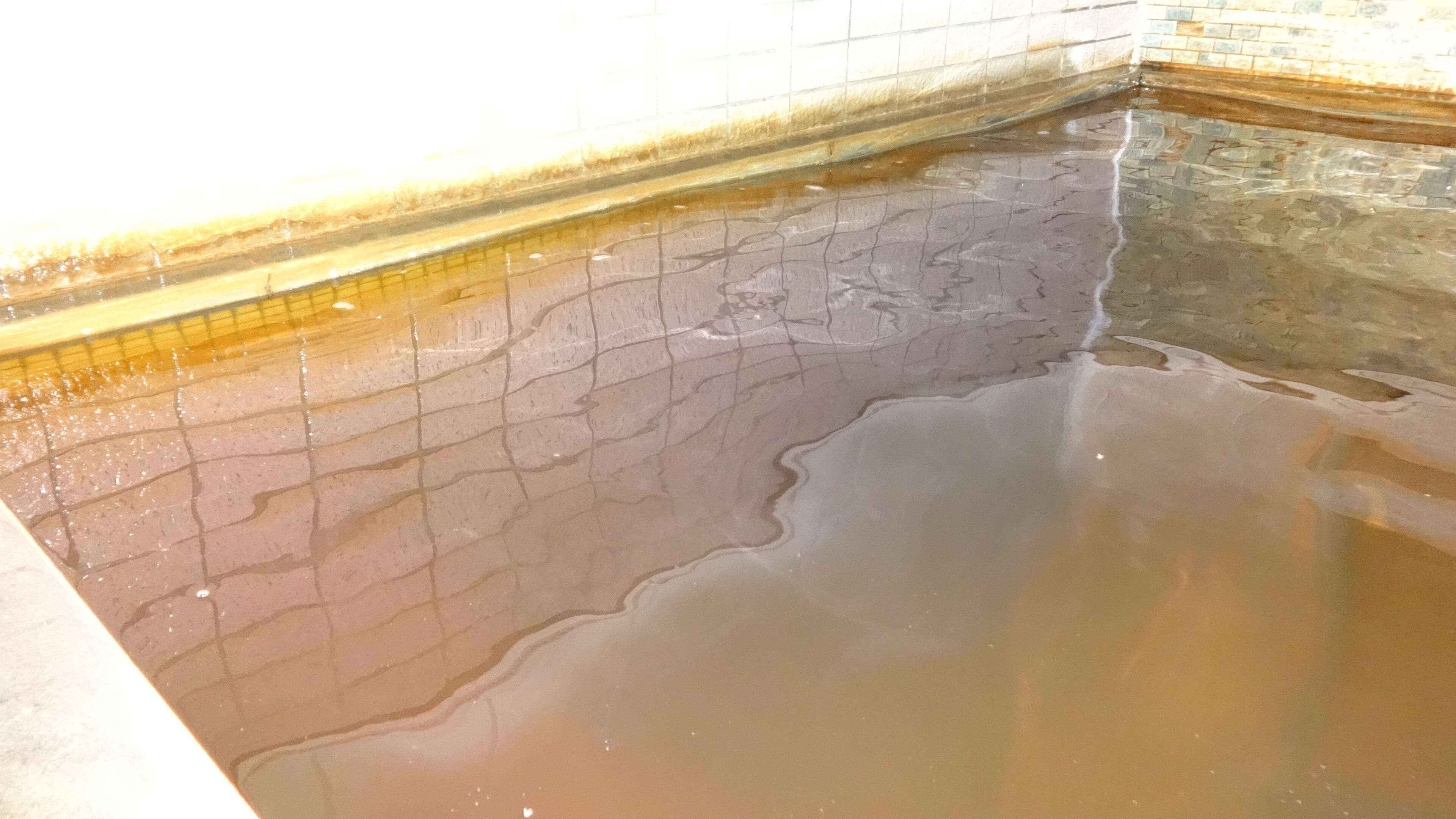 Secador de cabelo, chinelos, bidê, toalhas de banho