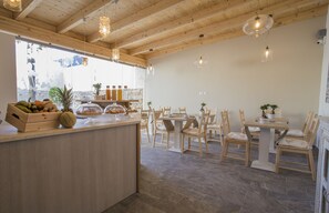 Tägliches Frühstücksbuffet (10 EUR pro Person)