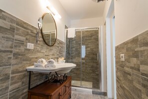 Dusche, kostenlose Toilettenartikel, Haartrockner, Bidet