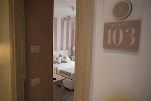 Minibar med vissa gratis produkter och värdeförvaringsskåp på rummet