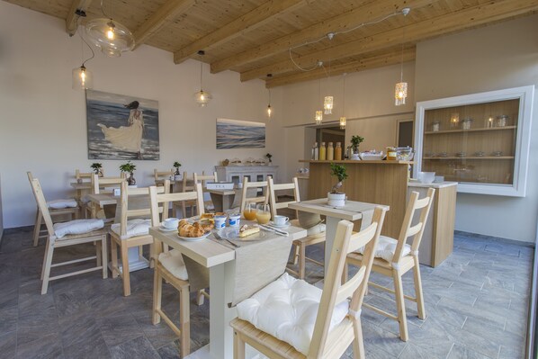 Café da manhã com buffet todos os dias (EUR 10 por pessoa)