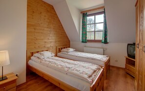 Apartment, 3 Bedrooms | 3 bedrooms, free cribs/infant beds, free WiFi, bed sheets