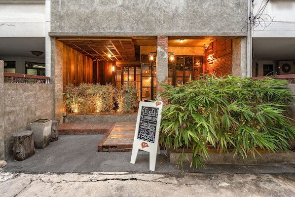 Exterior - Siam Plug In Hostel (Bangkok)