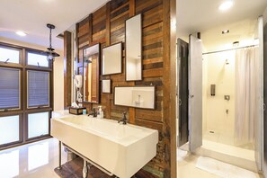 Shower, hair dryer, towels, soap - Siam Plug In Hostel (Bangkok)